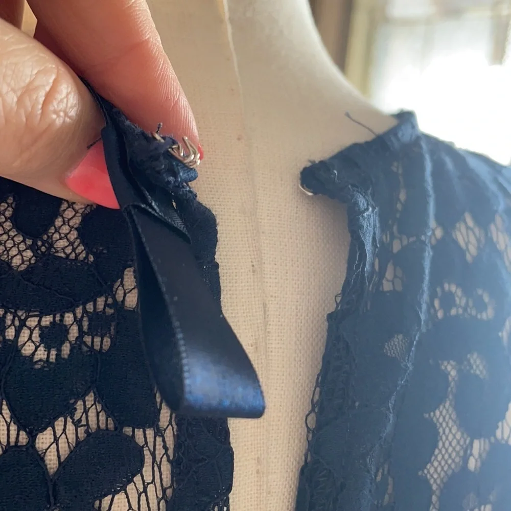 NWOT NY & company EVA MENDEZ NAVY FLORAL LACE OVERLAY Formal dress size 8 NAVY